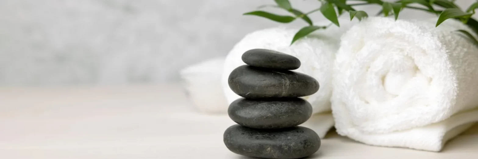 galets de basalte utilisés pour le massage aux pierres chaudes